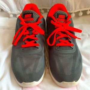 Nike Revolution 3 Sneakers